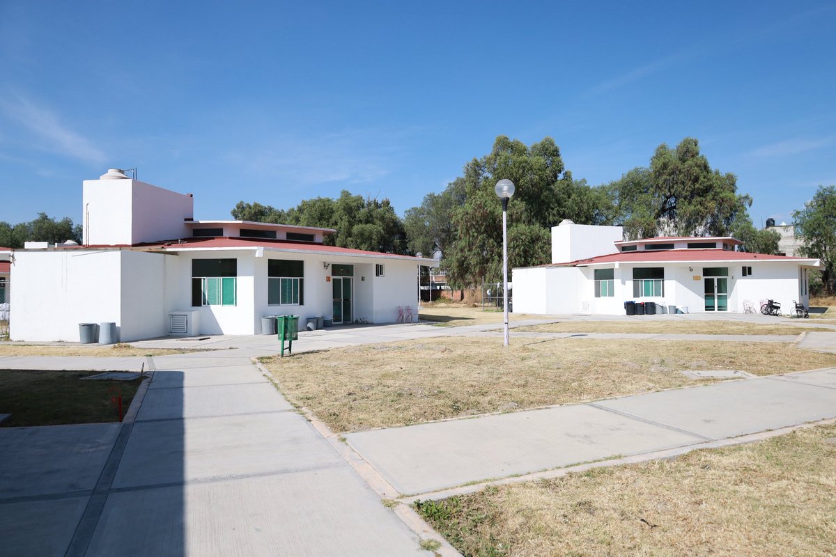 IBEdomex's tweet photo. 🏥Realizamos un recorrido de supervisión por el Hospital Psiquiátrico #IMSSBienestar “José Sayago”, encabezado por nuestro Coordinador Estatal, Dr. Natán Enríquez Ríos, el equipo regional de #Texcoco, así como Programas Preventivos de Nivel Central y el líder sindical de la Sección 23.

🫂Revisamos el #TratoDigno, el abasto y las necesidades de la unidad. Este año se garantizó la identidad de las 117 personas de estancia prolongada, fortaleciendo la atención a población vulnerable con discapacidad psico-social.

💜El hospital es líder del #CódigoMorado en el #EdoMex, donde hemos capacitado a unidades de los tres niveles, además de reunir a más de 400 docentes en un encuentro de salud mental.