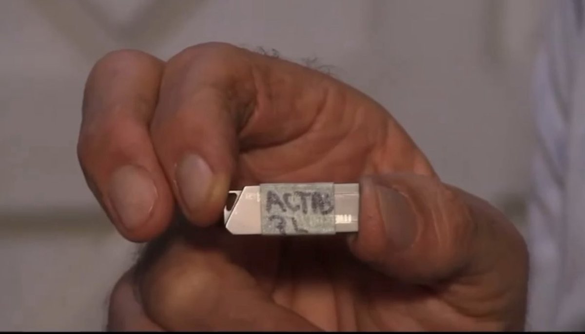 Mariodiaz03's tweet photo. Cuál Trep 

Salvador tiene sus 19,167 actas en una USB con tape. 😂

@MarlonOchoaHN va que fuiste vos el de esa idea. 😂😂😂😂😂😂😂😂 https://t.co/1ZVij9T1au