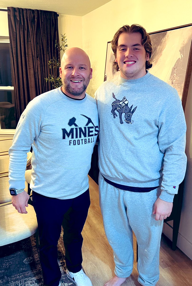 HunterCaudill26's tweet photo. Really enjoyed the home visit today. Thank you @CoachYonBoone for stopping by and talking @MinesFootball 

@TimBrandon5 @coachnovakov @CoachJHeath @RecruitParish https://t.co/LEb5JBnv11