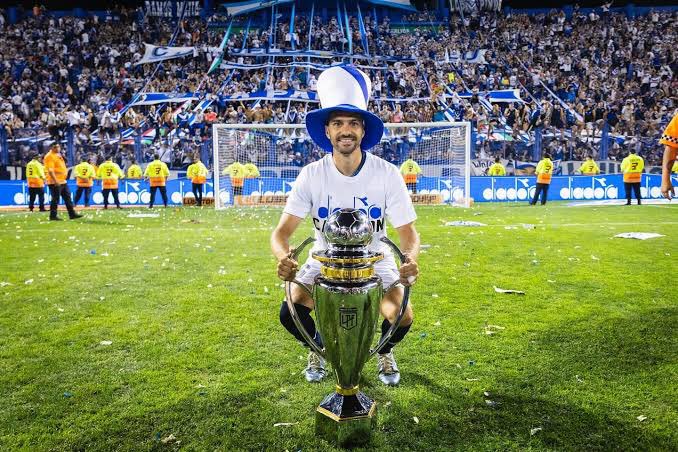 Gracias Capitán, a quedado en la historia grande del Club Atlético Vélez Sarsfield, puede sentirse orgulloso y despedirse por la puerta grande 💙🤍🫡