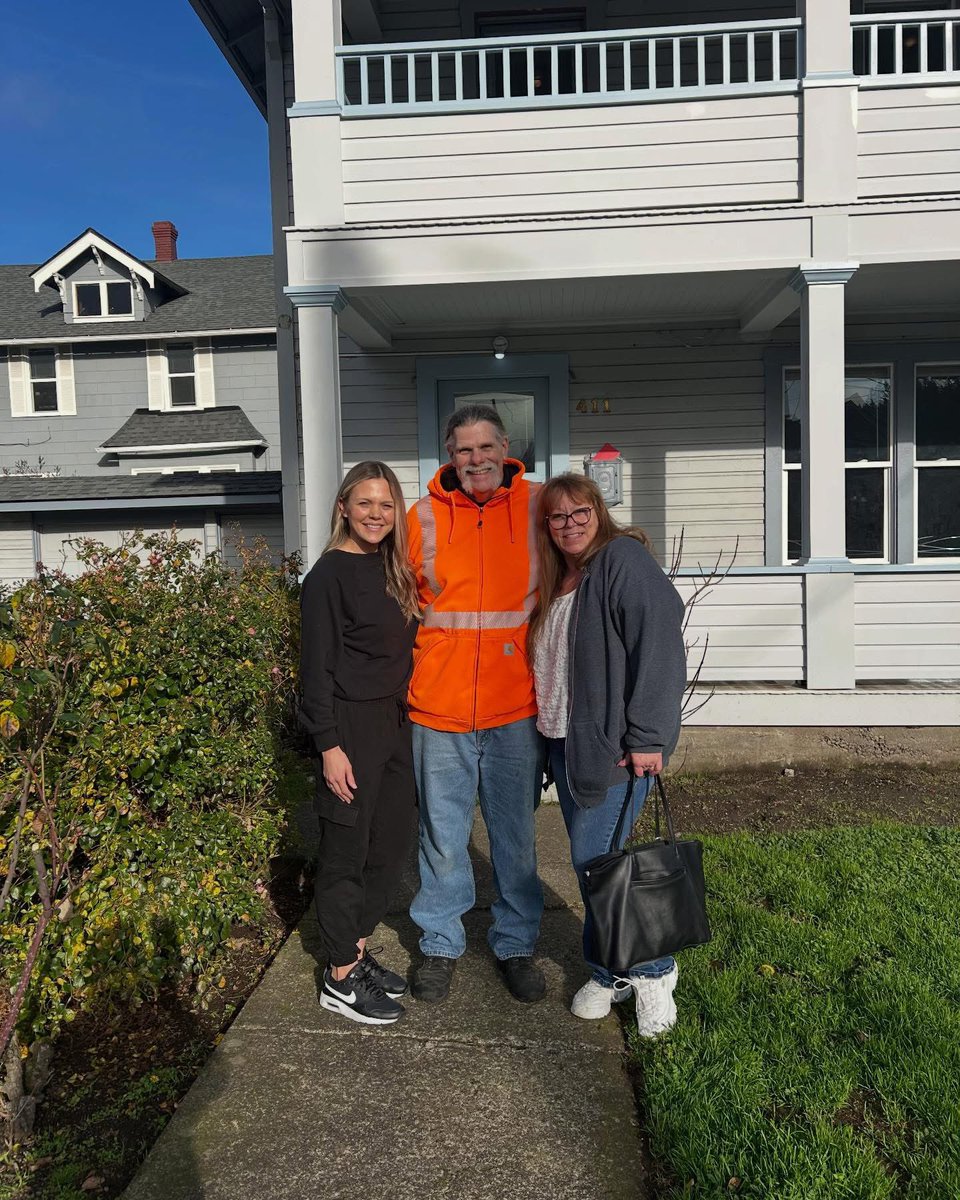 BodenRealEstate's tweet photo. 🎄The Promises🎄

As a person in recovery, I know firsthand what it means to start over. In the program, we talk about the Promises - that if we stay honest, willing, and faithful, our lives will change in ways we never imagined. Today, I watched those promises come true.

Paul and Kris- I am beyond grateful to have been able to help you in this huge milestone. The smiles on your faces, as we sat at the signing table yesterday were amazing, but the pure joy you had as you opened the door to YOUR home was just another miracle of this beautiful life we have in recovery. #ODAAT

This deal was full of negotiations, big emotions and lots of research! So happy you guys stuck it through with me! Together, we were able to negotiate close to $30k in repairs, close one week early, thanks to the amazing @kerilindstrom , and walk in with $1000 in equity on day one!

Special shout out to @chrishoem and @julie_hoem - it was great working with you and your team!

Christina Conroy with @lawyers_title_or , big thanks for making signing day special!

#purehappiness 
#homefortheharleys
#squirrels
#teamwork
#bodenrealestate