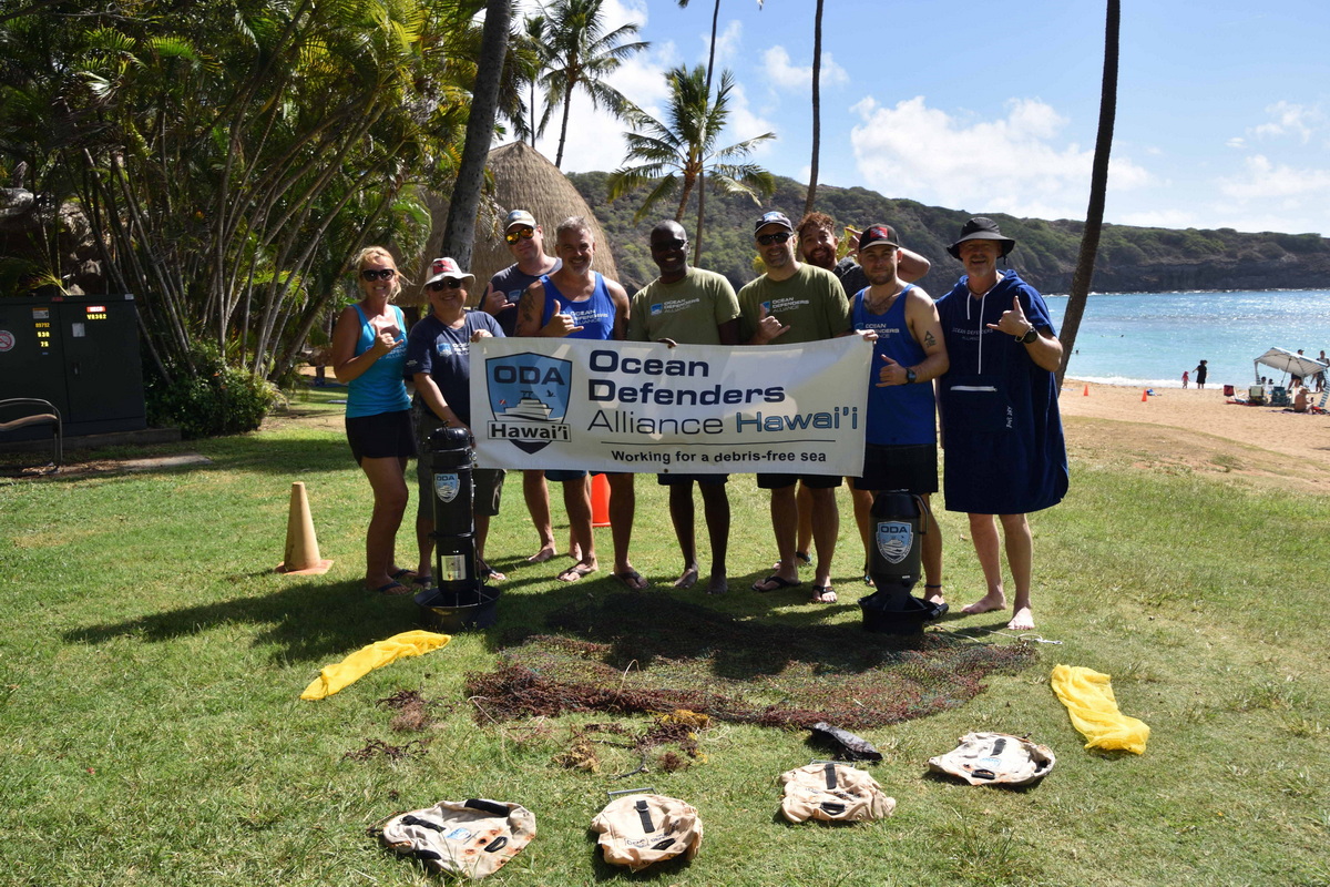 Removing derelict fishing line, hooks and other gear from our reefs is delicate work 🌊  

Our ODA Oahu dive team returned to the protected waters of Hanauma Bay for a dedicated marine debris removal operation 

Read about the cleanup at: oceandefenders.org/news-and-media…