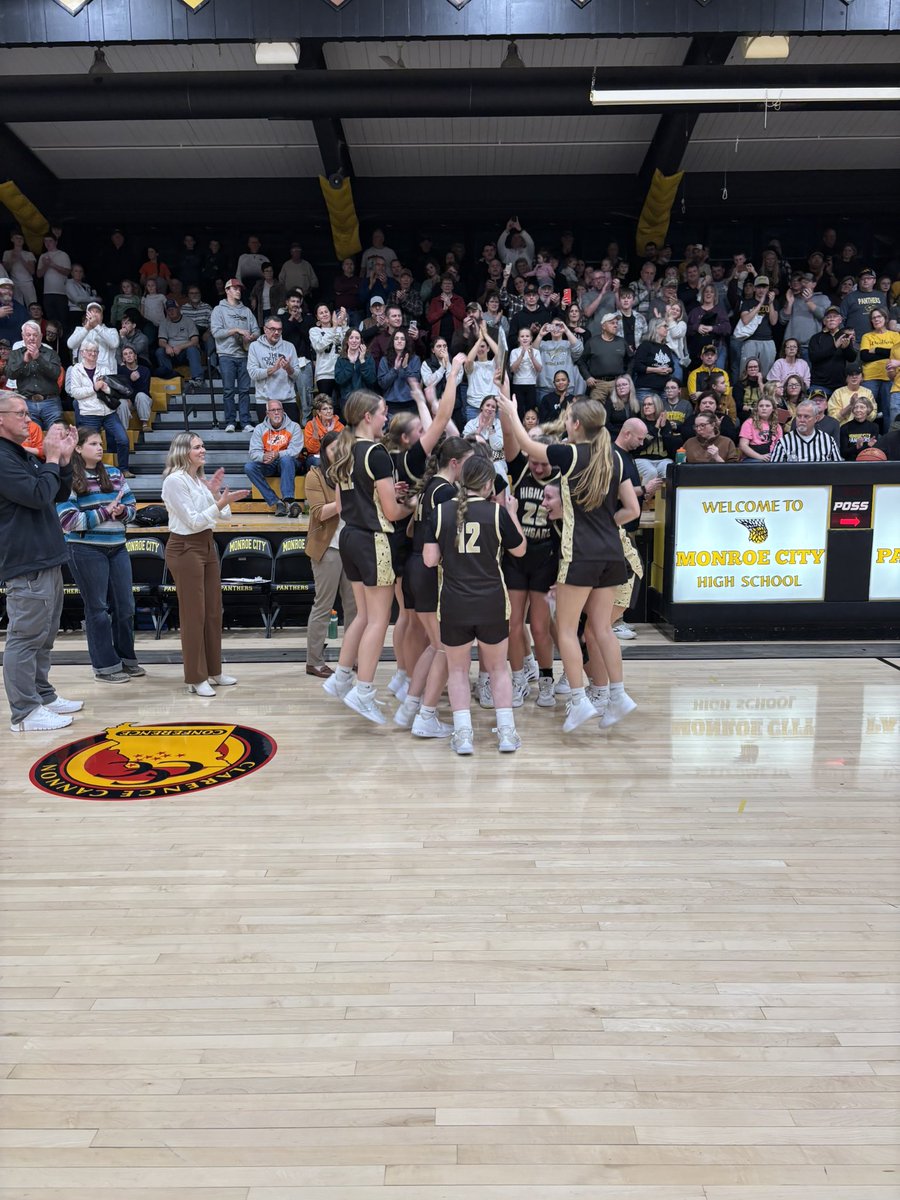 Ben_Schmidt_'s tweet image. Highland girls win the 101st annual Monroe City Tournament!

@KHQA @_GoCougars_