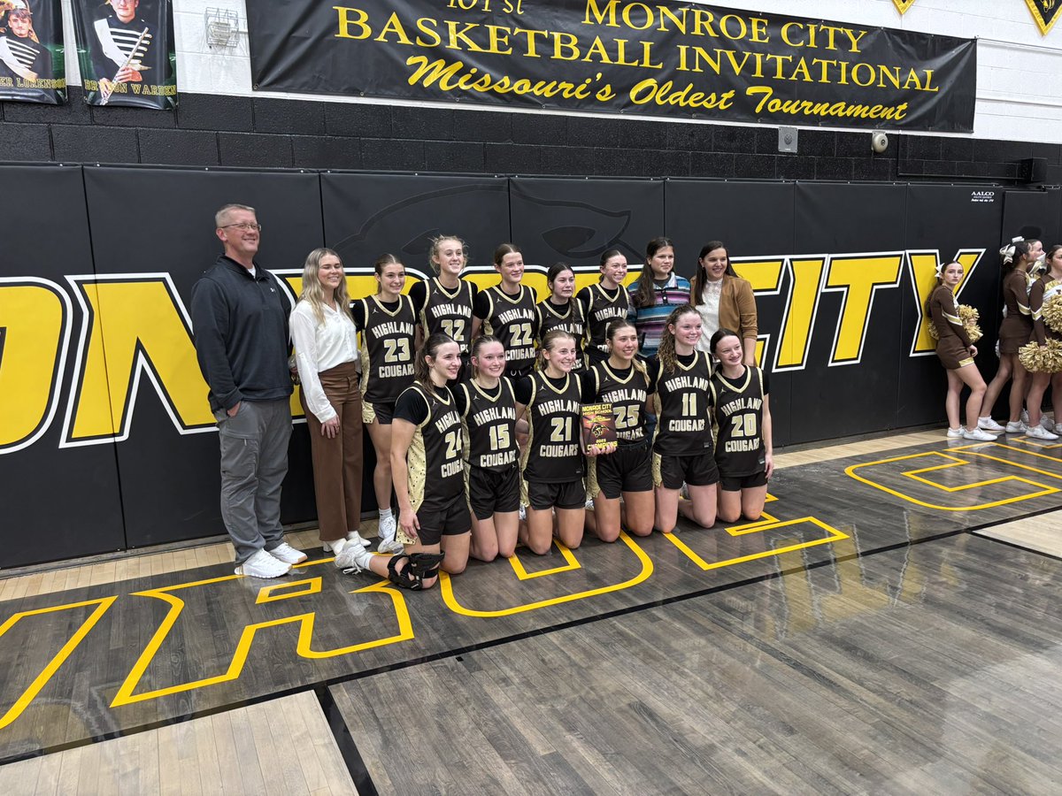 Ben_Schmidt_'s tweet image. Highland girls win the 101st annual Monroe City Tournament!

@KHQA @_GoCougars_