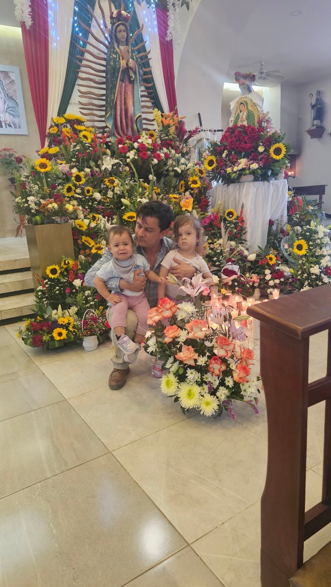 Viva la Virgen bendita de Guadalupe

Virgen bendita 
de Guadalupe 
Vengo a tu altar
Tu que eres Reina 
de estos tus hijos 
Los mexicanos 
que son tu amor