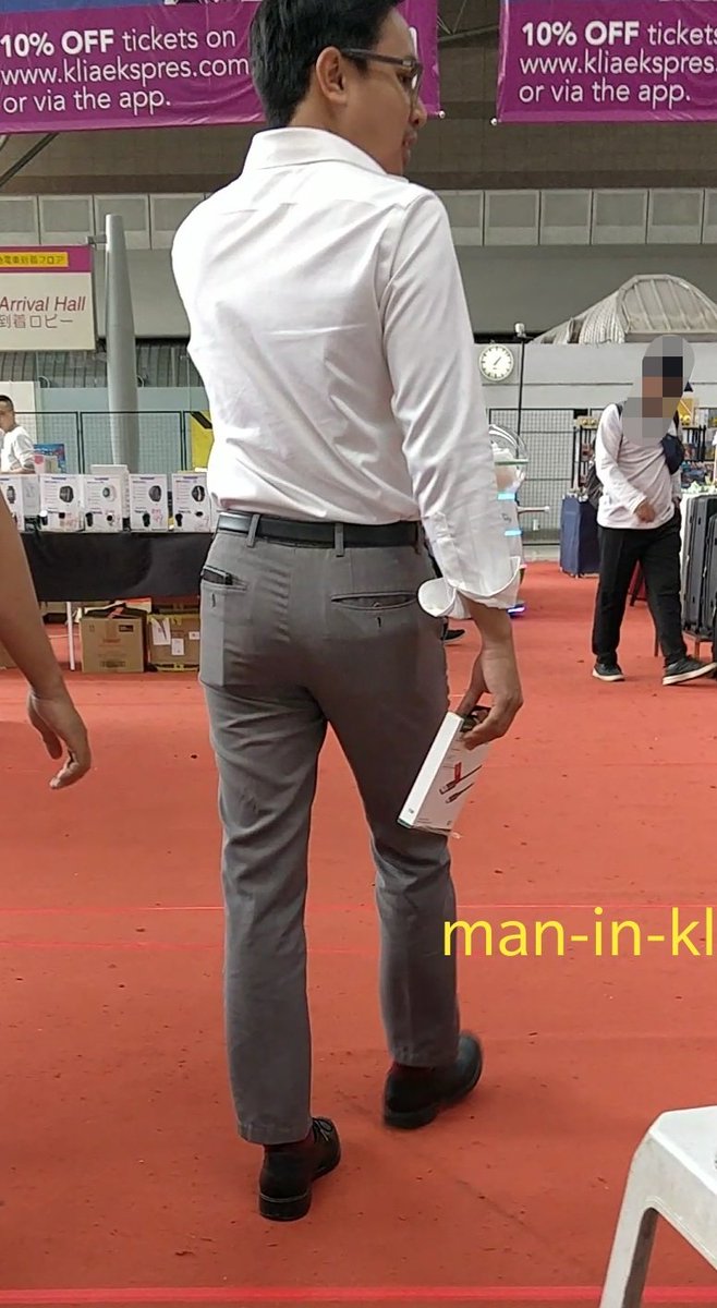 kenwuken21's tweet photo. Damn it! I blame his mesmerizing big butt and grey slacks, now I'm late for my meeting.. 😳

➡️More photos and Videos ➡️ https://t.co/kUSFdMCA6U #execbutt #maninkl https://t.co/wAOaSjSBuA