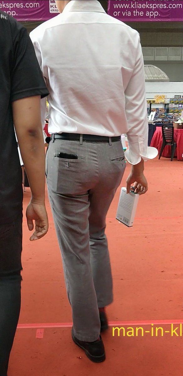 kenwuken21's tweet photo. Damn it! I blame his mesmerizing big butt and grey slacks, now I'm late for my meeting.. 😳

➡️More photos and Videos ➡️ https://t.co/kUSFdMCA6U #execbutt #maninkl https://t.co/wAOaSjSBuA