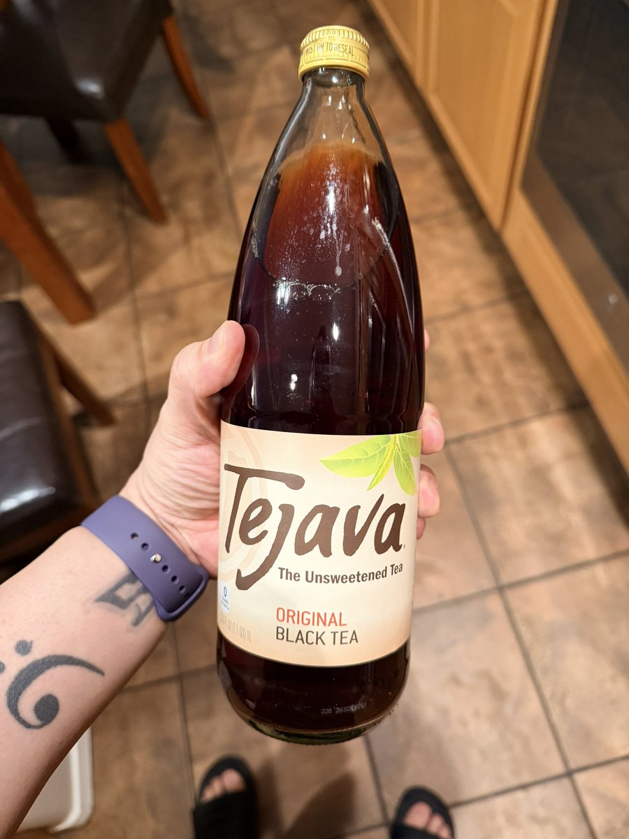 danielrojas's tweet photo. Man, I love this tea!!! Costco came in clutch with a 12 pack for $19.99! ๐๐ผ #Tejava #Costco https://t.co/56m84QqtgB
