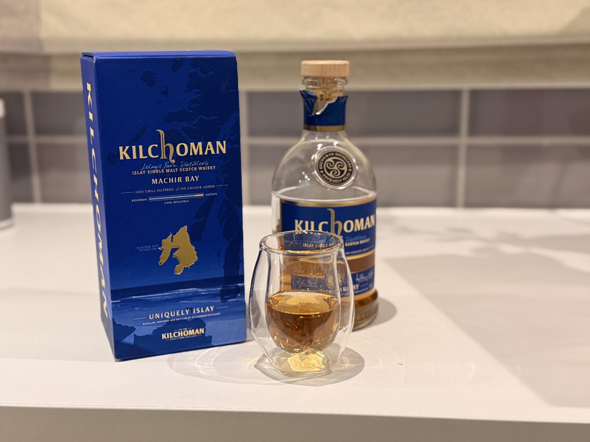 dramdujour's tweet photo. Tonight’s post gig #dramdujour is the smokey and sweet @Kilchomanwhisky Machir Bay. 
Smokey and spicy with overtones of butterscotch Angel Delight. Tremendous dram 🥃 
Slainte mhath https://t.co/pHwkZvpUBl