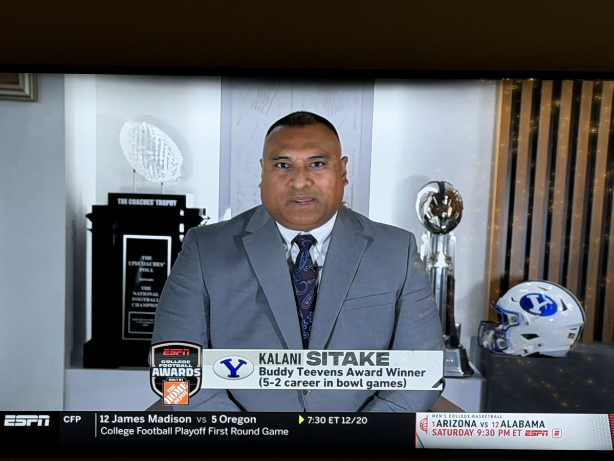 TrueBlueBYU1984's tweet photo. Let’s goooo @kalanifsitake @BYUfootball #CFBAwards https://t.co/8uI4G9xrPV