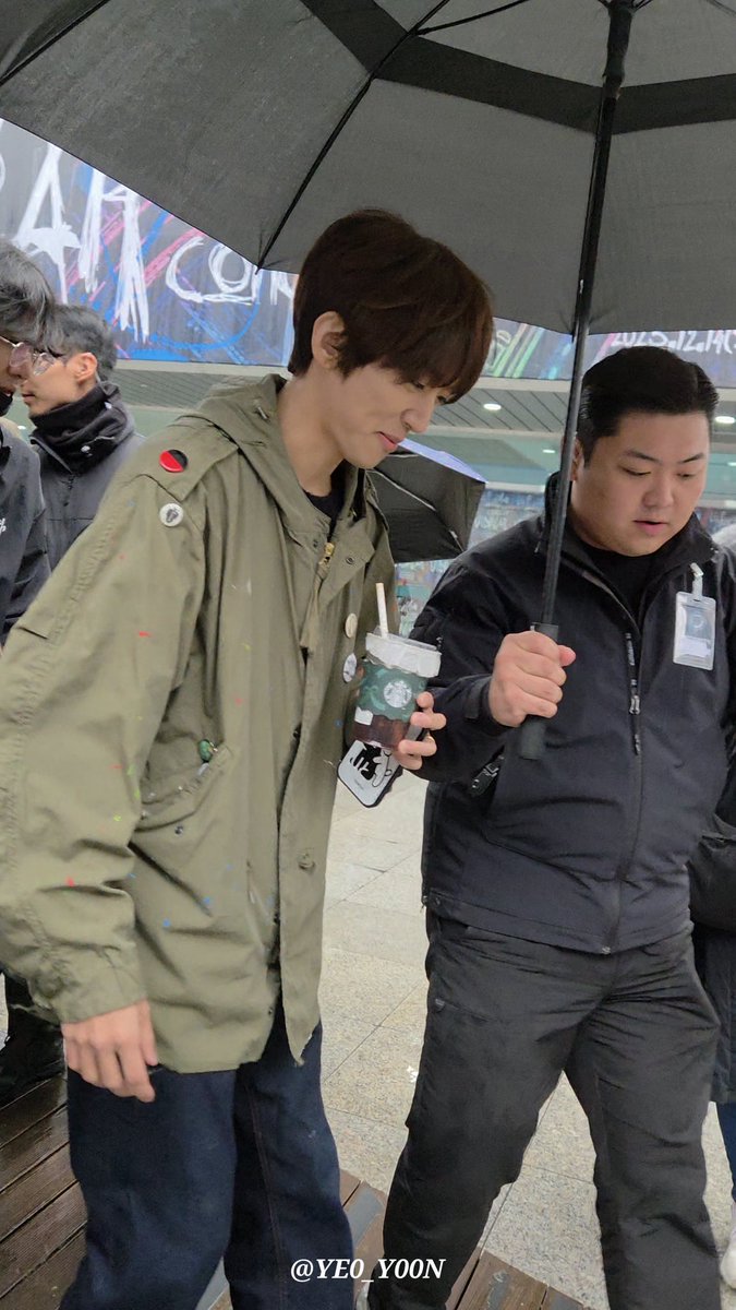 미친...미친...이렇게 앞에서 본다고?! 오늘도 빛나는 외모십니다...