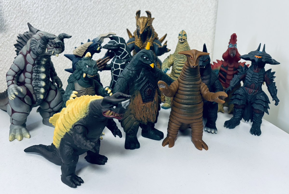 ソフビ　怪獣色々 目覚めの刻」 シルエットのみとはいえ、怪獣オールスター大集合は見