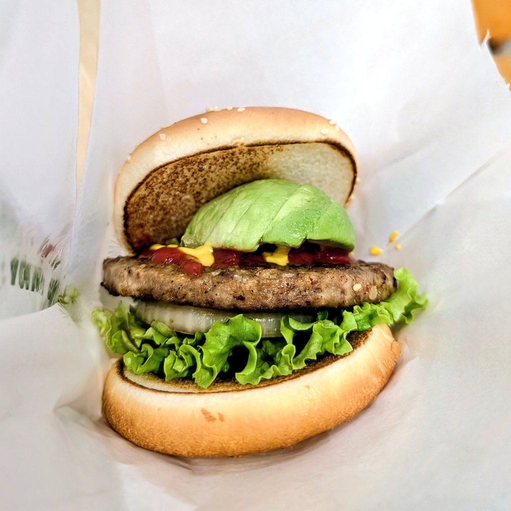 都会に出てフレッシュなバーガーを食べた
アボカドうまし