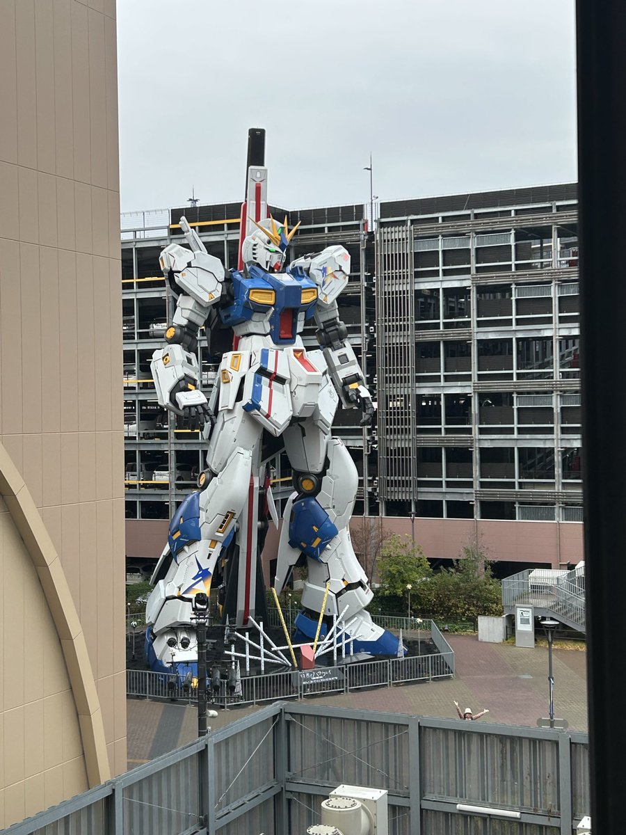 1117Run's tweet photo. 初めて見た。
福岡にガンダム立って何年経つだろう。 https://t.co/xrVkgXXqbN