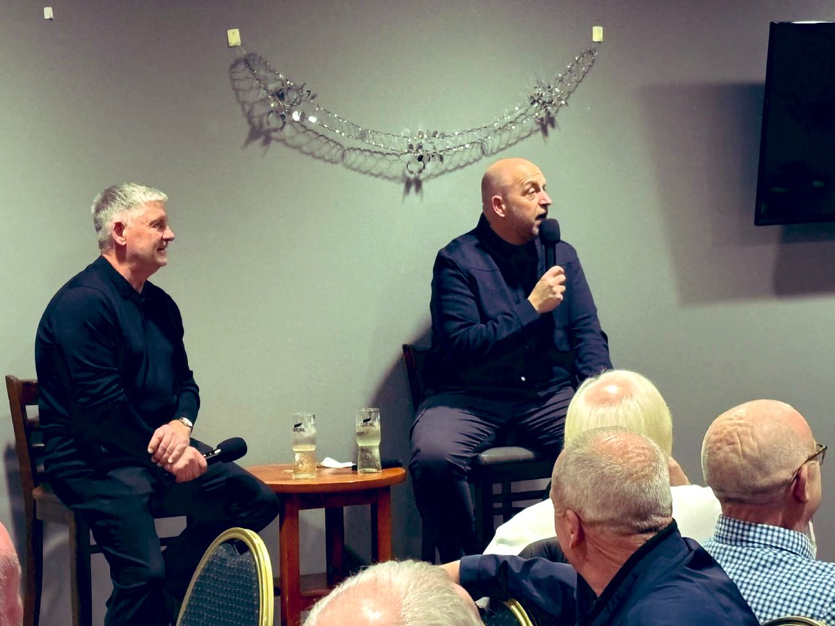 graeme74dj's tweet photo. Wonderful night chatting ๐ค to #PaulBracewell and thr added bonus of #DerekTemple joining us for a chat. Nothing better than talking about @Everton with legends & Evertonians! https://t.co/v9O3hdpnIq