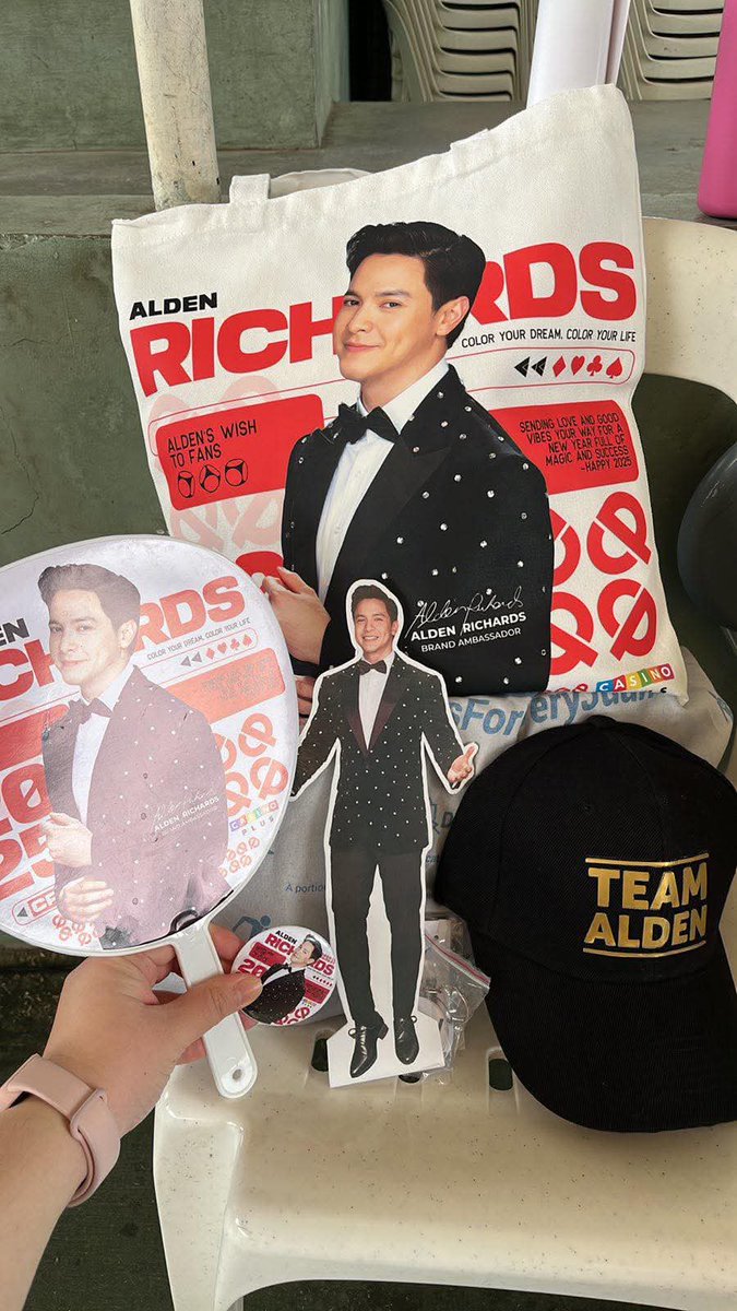 Just some of the many freebies here at #ARXVALDEN15  #AldenRichards  
ALDENxATeam MovingForwARd