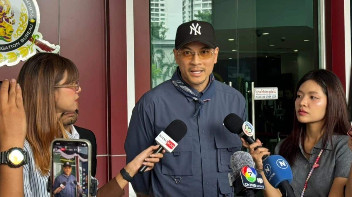 ThaigerNews's tweet photo. Way Thaitanium showed up at the Economic Crime Division to face fraud charges tied to 14 million baht allegedly linked to his wife’s business dealings. His lawyer says he only learned about the money recently and has started paying it back. #Thailand #Thaitanium #WayThaitanium https://t.co/FcC7PIRue1