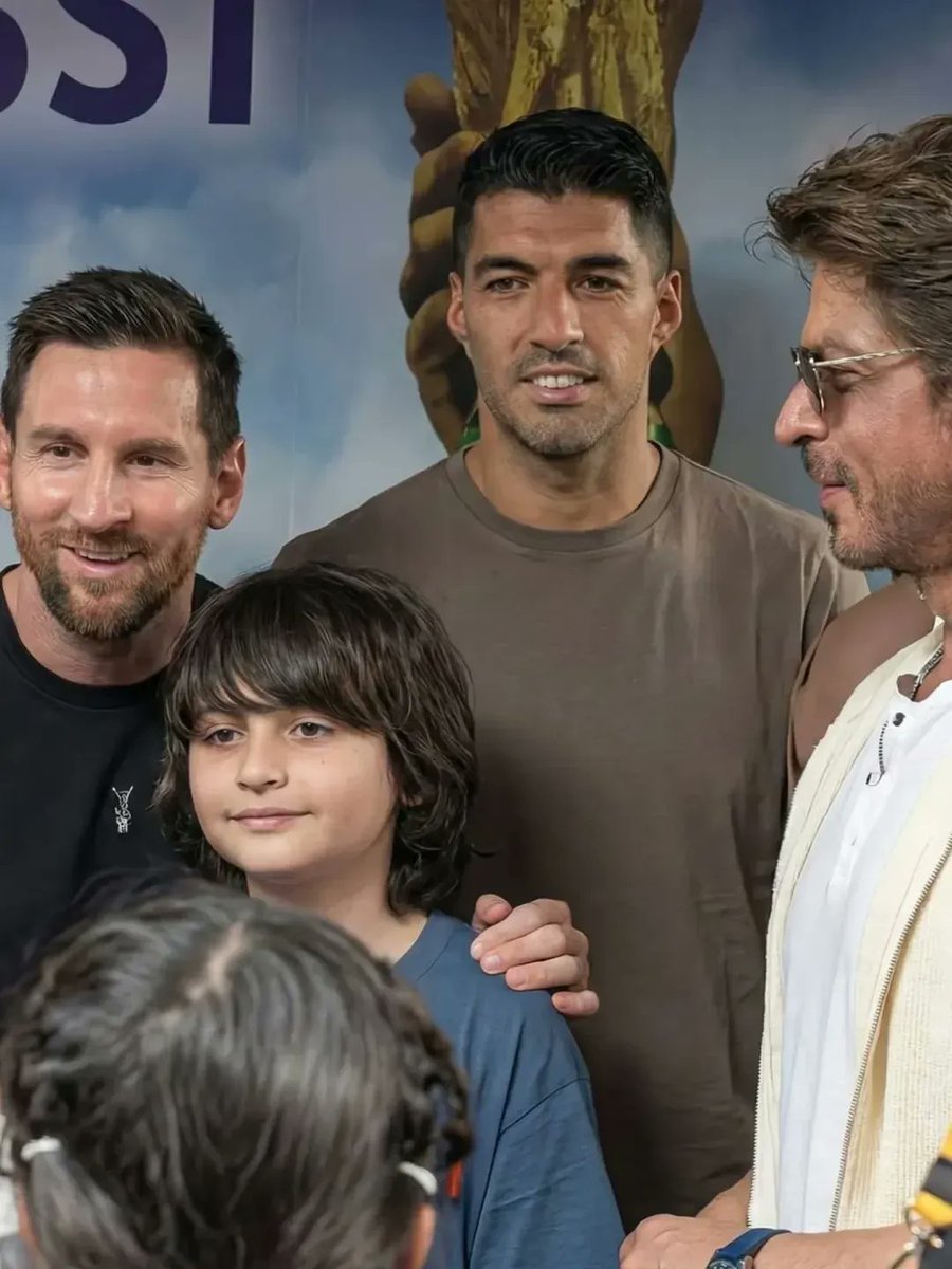 The G.O.A.T.s! 🔥

#ShahRukhKhan meets football icon #LionelMessi in Kolkata along with son Abram.

#Trending 

Credit: @teamshahrukhkhan