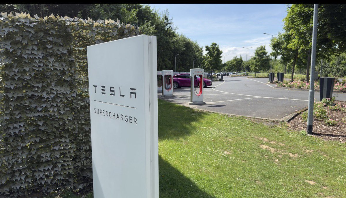 Das Tesla Supercharger-Netzwerk ist das größte und zuverlässigste Schnellladenetz der Welt ⚡️🌍

🔌 Über 75.000 Supercharger
📍 Rund 8.000 Standorte weltweit
⏱️ 99,9 %+ Verfügbarkeit

Laden. Einfach. Verlässlich. 🚀