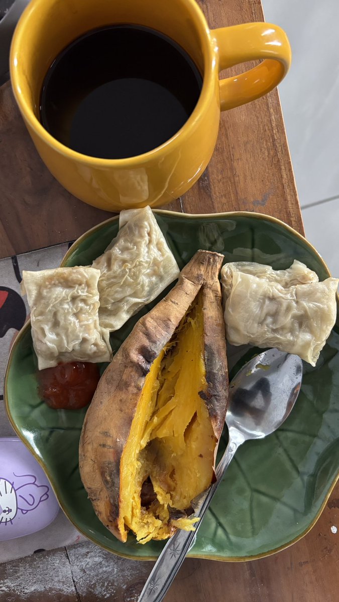 oktaaavvvian's tweet image. Sarapan kayak orang bener demi 2026 bodigolz.
Moga ibuk gak tiba tiba ngajak mam tahu campur  nanti malem😔