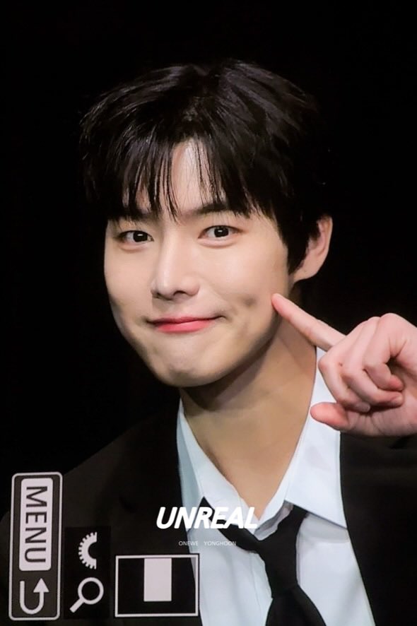 251213 아 순둥잉... #ONEWE #원위 #YONGHOON #용훈 <a href="/official_ONEWE/">원위 (ONEWE)</a>