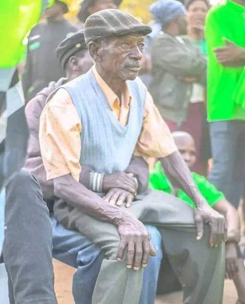 ALugandu's tweet photo. Baada Ya Kutokupishwa Na Vijana Kwenye Viti Wazee Nao Wamekuja Na Njia Yao Mpya..😂😂😂 https://t.co/8rnnNRJKR8