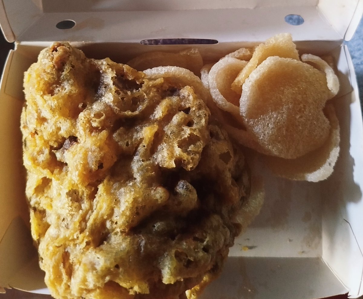 R15bulletproof's tweet photo. Nakakaloka yung chicken ng @chowking_ph 😭😭😭 sobrang laki wala na space para sa rice, nakahiwalay na yung rice 😭😭 hindi pa masarhan yung box sa sobrang laki talaga 😭 https://t.co/4DEQaZn3kr