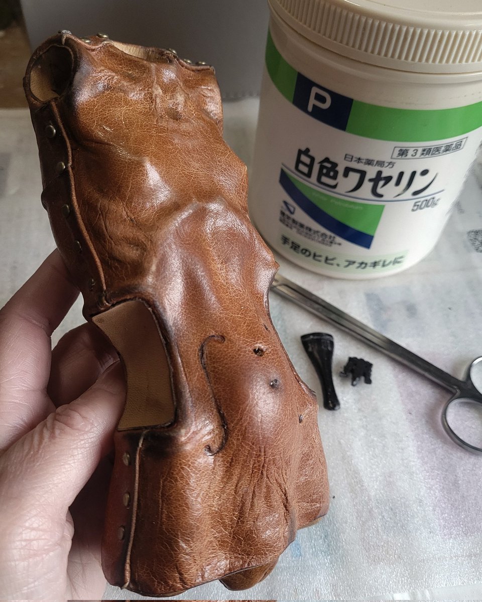 制作途中の🎻BODYです

革にワセリンを塗ったら色に深みがでて重厚な感じになりました🤩　ワセリン天才✨