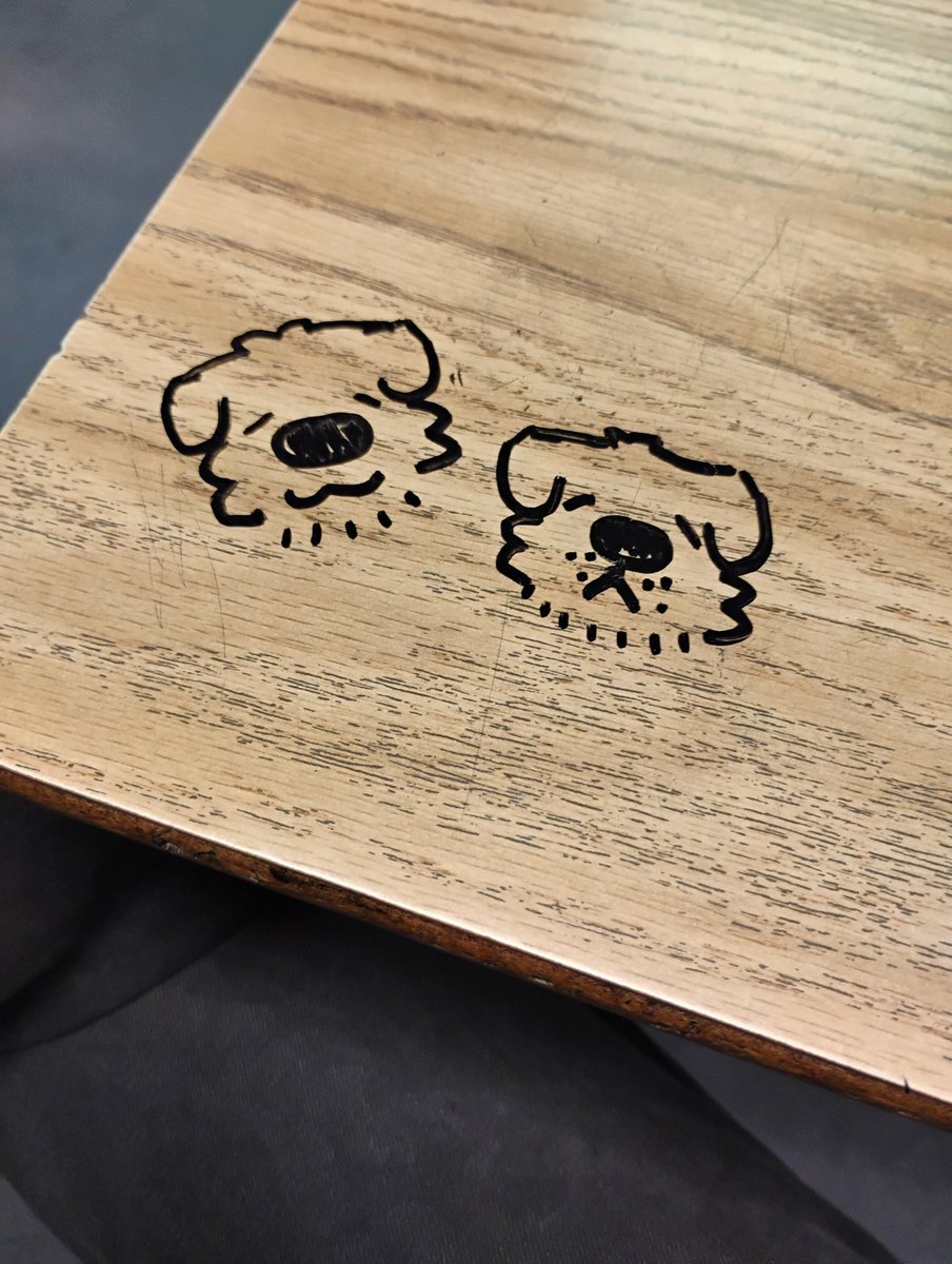 i keep drawing dawgs on the desk