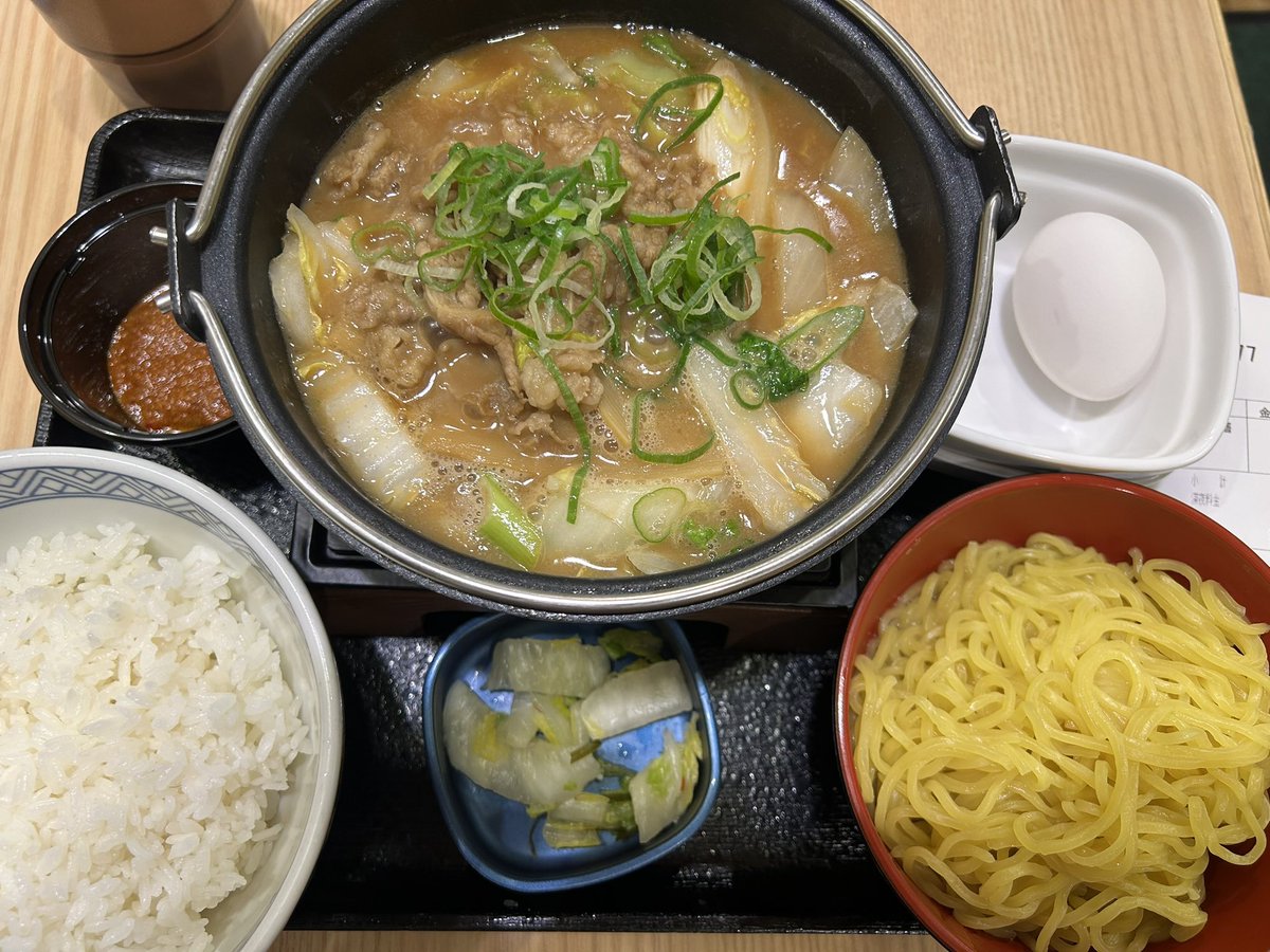 吉野家で、牛肉玉ラーメン御膳。
今年の外食のラーメンライス部門、最優秀賞です。このがっつり感、自分が運動部の高校生だったら大喜びだな。