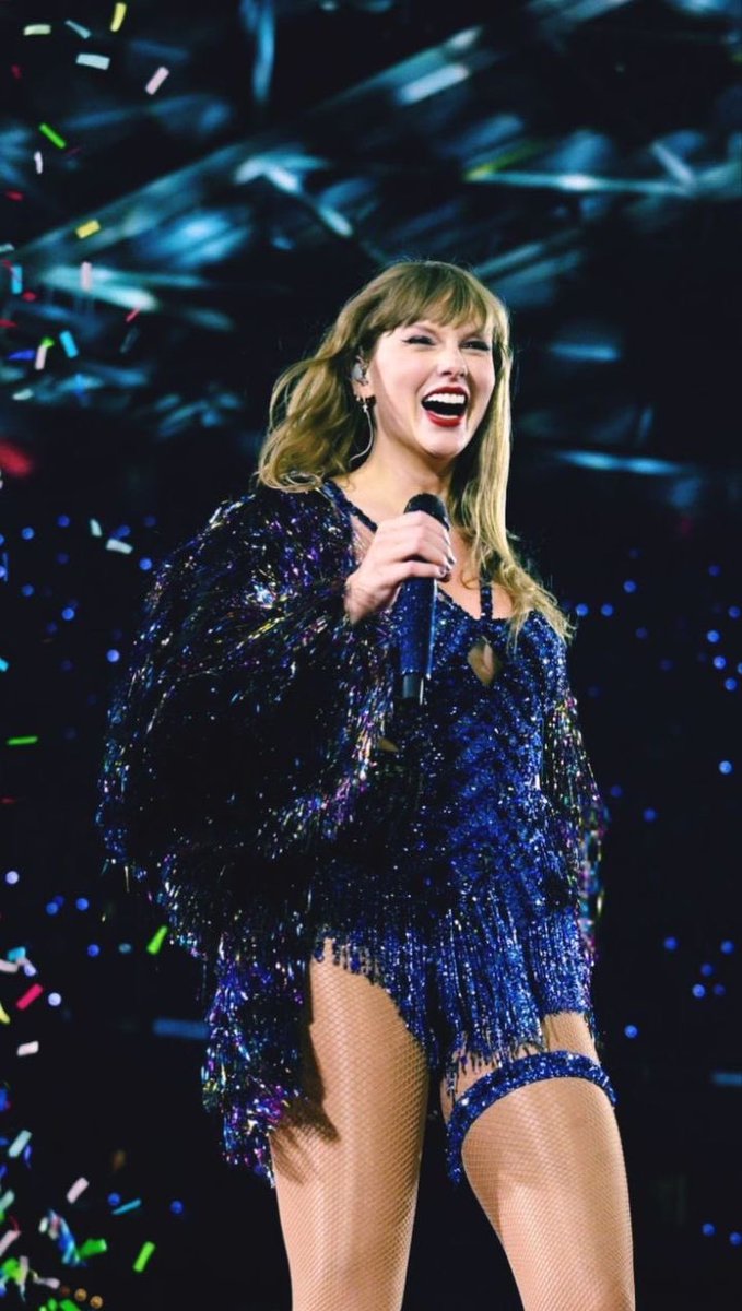 Feliz cumpleaños al amor de mi vida, corazoncito, precioso, hermoso, talentoso, reina de todo, industria musical, cantante, escritora, directora, dueña de sus masters, la mejor persona que podrán haber conocido amén