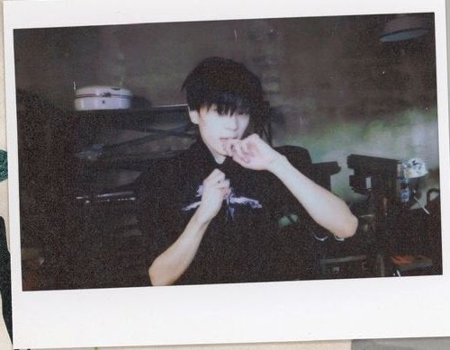 😭😭😭 ทำท่าอาไร เทคโน้ตมาจากเซลฟี่บนเตียงของจองงี่หรอ แล้วมืออีกข้างที่ยกมากำนั่นคือ??? โคตรโมเอะ รักเคะตี๋โว้ย ย ย