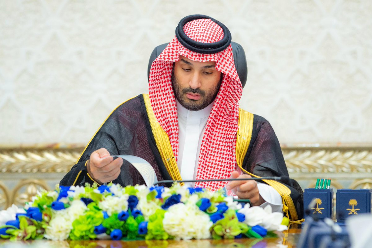 العلم في هالراس الاصوك لايسار ولايمين 
هذا الزعيم اللي وراه أمة محمد كلها

صانع سلام العالم وحافظ مقام الأمتين
لاكبرت القاله على العالم محمد حلّها 

🇸🇦
<a href="/sbinbtlaa/">سلطان بن بتلاء</a>