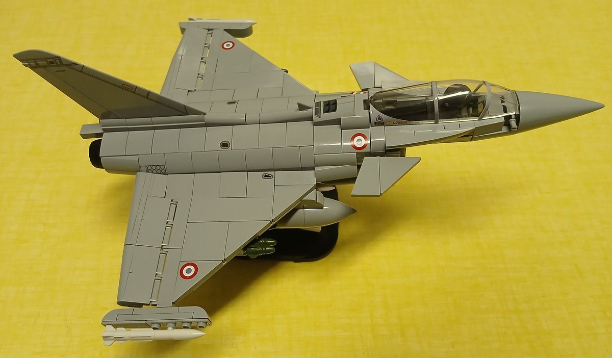 ThomasUtiger71's tweet photo. War jetzt nicht mein Liebling. Musste die Träger 2x neu machen, da sie beim anbringen der Bomben auseinander fielen 😖 Aber gut, das Ding steht, und ich hab etwas neues von einer anderen Marke bei mir auf dem Tisch 😀 https://t.co/qmyHtYpEtu