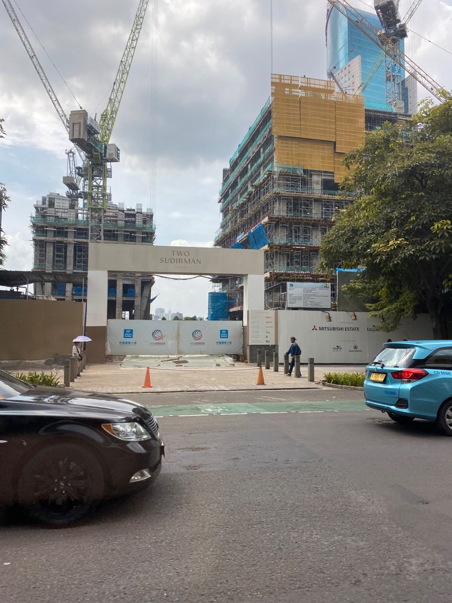 三菱地所がやっているsudirman のBNIビルら辺にできるマンション。
偶数奇数あるから電気自動車必須？
さっさとHVも解禁して欲しい。

二つの建設会社で作ってるのか？
一つの棟は大成建設、もう一つは中国建築八局？みたいな感じ？
よくわからん。。。