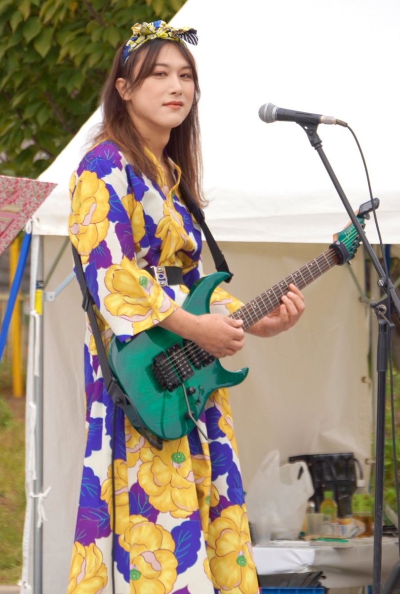 私ってオーラ無いんだろうなぁ〜
先日、警備の人に『搬入スタッフは、引き上げて〜』とか
打合せで、『どんなジャンルなら弾けますか？』とか
某所で、『また久しぶりにギターやろうと思ったんですか？』とか
あの〜
無名ですが数十年プロギタリストです😅