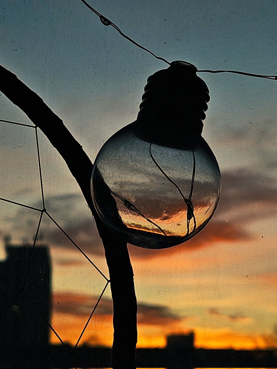 Сённяшняя раніца ў горадзе Менск нагадала, як выглядае блакітнае неба і сонца. Ненадоўга.
Добрай раніцы 🌞