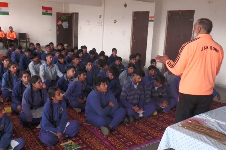 AwazTheVoiceHin's tweet photo. जम्मू-कश्मीर: उधमपुर के एक स्कूल में SDRF द्वारा पांच दिवसीय बेसिक ट्रेनिंग कोर्स आयोजित किया गया

https://t.co/nTQNoyKuU5

#jammukashmir #surf #udhampur #DisasterResponse #training #basiccourse #rescue #emergencyservices #preparedness #Awazthevoice https://t.co/nesBsVxQpg