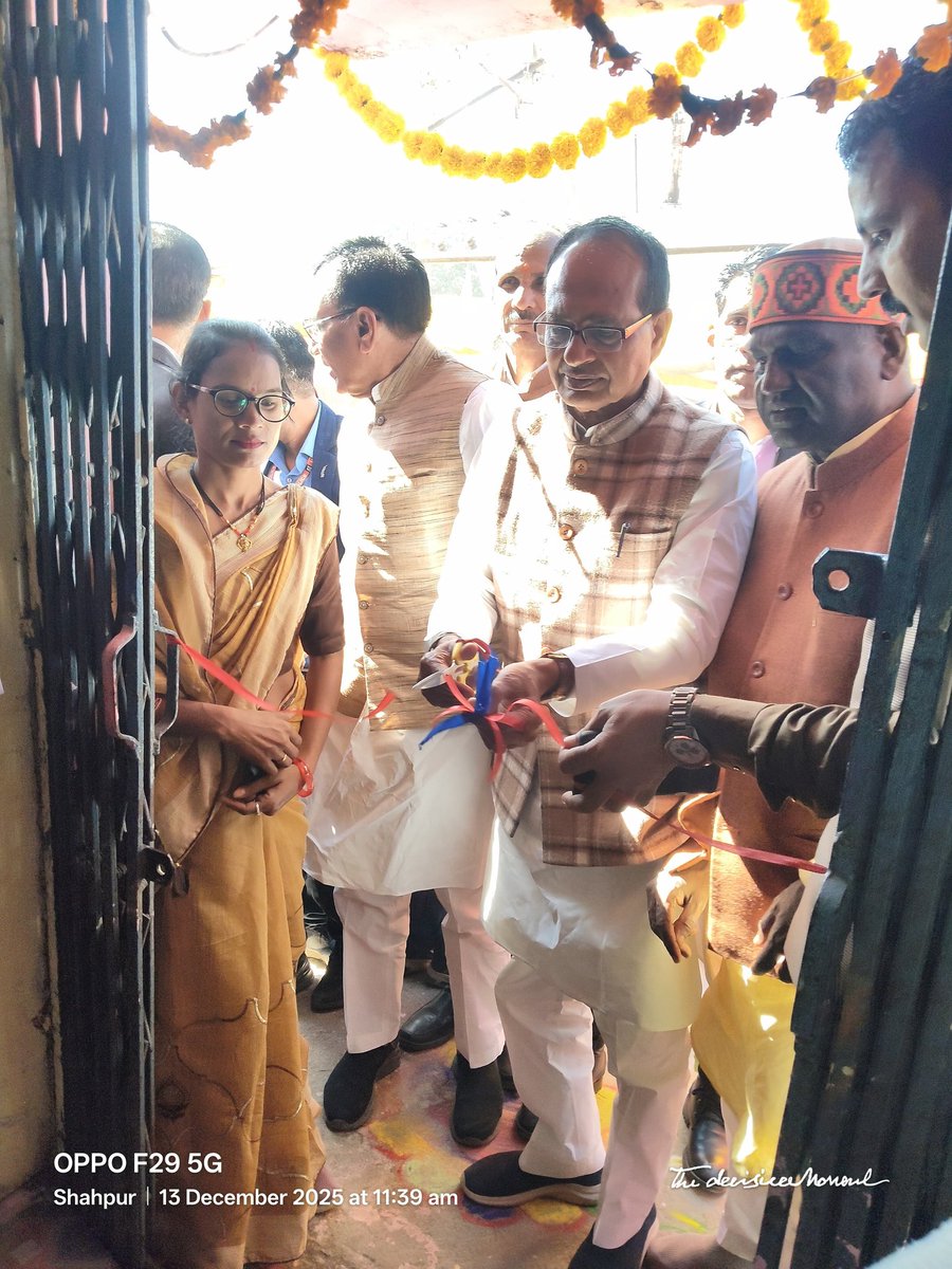 आज रायसेन जिले की के ग्राम पंचायत शाहपुर में सीएससी अटल ई सेवा केंद्र का शुभारंभ फीता काट कर केंद्रीय कृषि मंत्री एवपूर्व मुख्यमंत्री श्री शिवराज सिंह चौहान  एवं सांची विधायक श्री प्रभुराम चौधरी द्वारा किया गया 

<a href="/CSCegov_/">CSCeGov</a> 
<a href="/prahladspatel/">Prahlad Singh Patel ( वृक्ष से जल, जल से जीवन)</a> 
<a href="/atulitrai/">Atulit Rai</a>