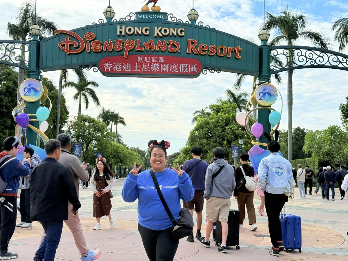 CatNedz's tweet photo. I did it!!! Sinabe ko makakarating ako kahit sa Binondo at Zambales muna at ngayon nasa Disneyland nadin!! Thank you Lord, for proving to me, Kaya ko pala talaga. Next year ibang goals naman!! Let's manifest Cebu next year!!! https://t.co/S7fA8SazA6