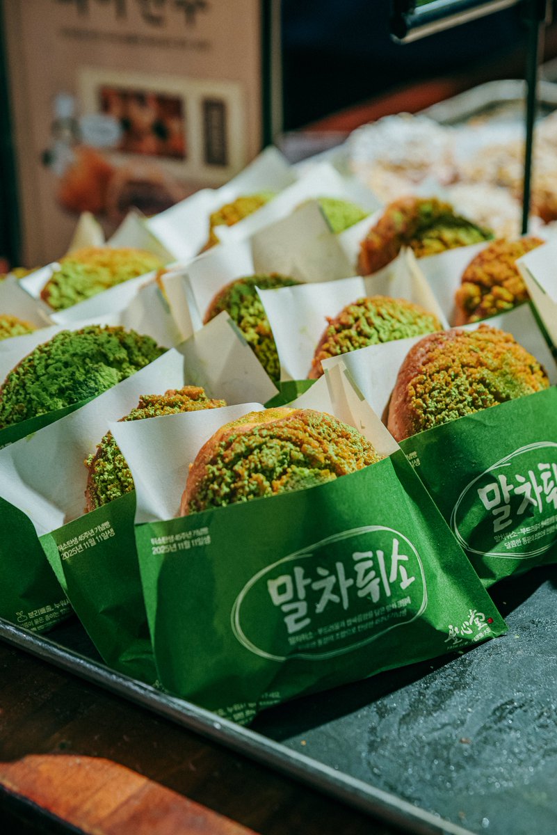 _travelkim's tweet photo. 성심당 말차튀소
온갖 말차 디저트가 있지만 말차튀소는 성심당이라 낼 수 있는 유일무이한 빵이라는 데에 가치가 있음
심지어 튀소의 달큰 고소한 맛이랑 적당히 쌉싸름한 말차 크립이 너무 잘 어울림. 살짝 느끼할 수 있는 점도 말차가 딱 잡아주고 밸런스도 좋고 소보루도 바삭하고 미침 https://t.co/WIqzoXvkWC