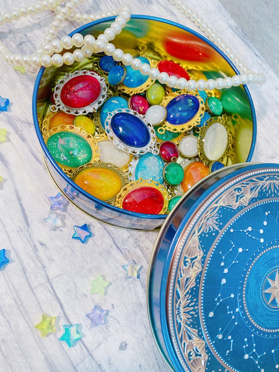 【12/27 月灯りのアトリアマルシェお品書き】

世にも珍しい鉱石から芽吹く花の標本
魔法の欠片と魔法素材の瓶詰め
翅硝子の襟飾
魔法石と縁を結ぶ魔法属性診断

その他魔法アイテムをたくさんご用意しております。
価格帯は1000円〜2000円程度です。

#月灯のアトリアマルシェ