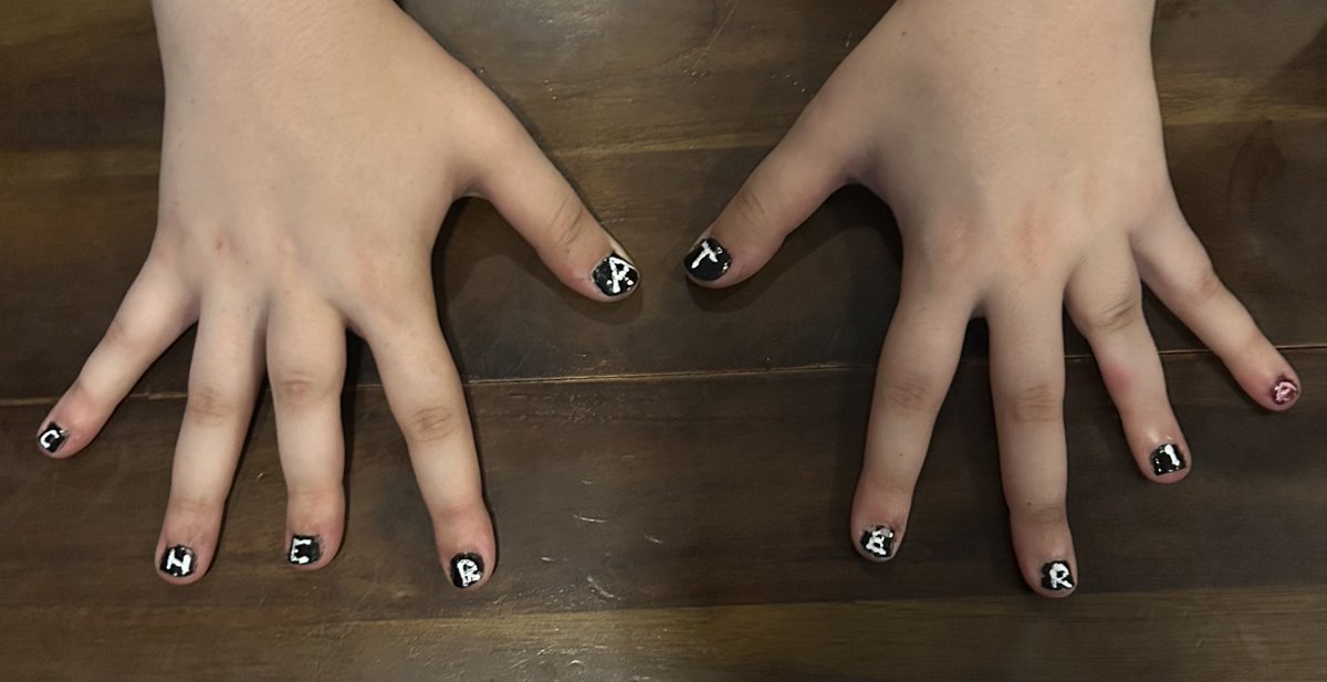 a evolução nos deus 10 dedos para que escrevêssemos C H E R A T E R I A nas nossas unhas