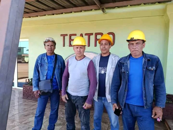 Estudiantes del aula propia de Acinox visitan varias de las empresas metalurgicas de Moa. Se complementa la teoría con la práctica y se alcanzan mejores resultados.