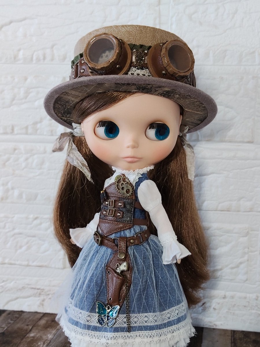 ベルギーコットンリネンのワンピースにスチームパンクセットを装着！18日夜8時〜ショップ予定してます。コルセットやベルトは単品受注販売します。アイボリーもご用意します。tinycountryの細身のワンピースや段々フリルのワンピースにも合いますよ😊
#tinycountry
#スチームパンク