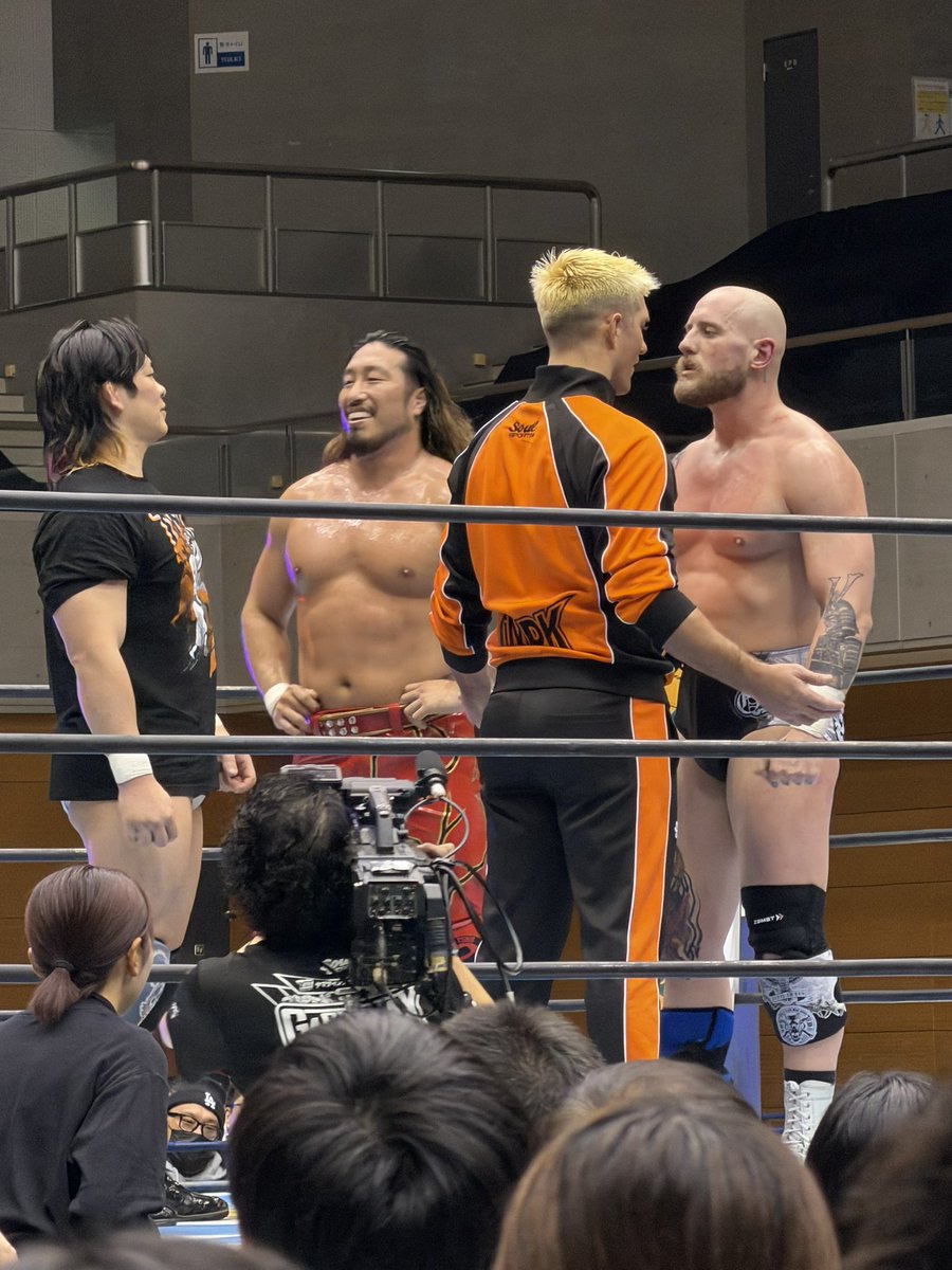 昨日のサンアリーナせんだいの思い出

タクシーが川内駅前に3台ほどいたので行きはコレで…と油断して適当に腹ごしらえしていざ出発！と思ったら1台もいない…ほんでなかなか来ない…💦
私の他にも男女の2人がプロレス行くとのことだったので相乗りしましょう、とやっと来た3人で乗り込み会場へ。