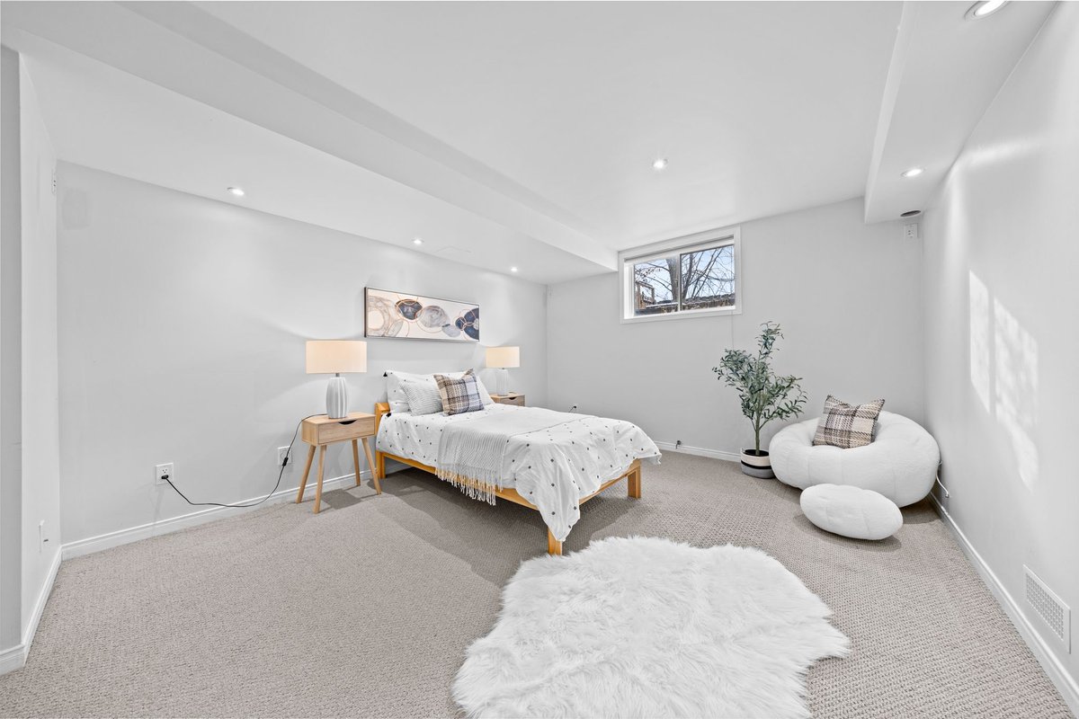 💎 Modern townhome 💪 | Listed @ 579k! 💵 | 4446 Wildmint sq 📍| Versatile bedroom/office/den in basement | Glass railing’s 
.
#raymondchinrealestate #ottawa #ottawarealestate #barrhaven #halfmoonbay #home #ottawahomes #ottawa #ottawalife #HouseForSale #JustListed #HomeBuyers