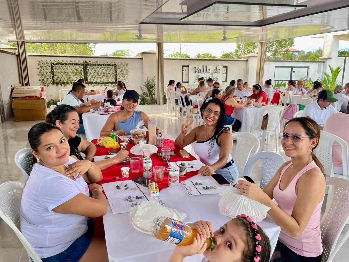 SintrameritoV's tweet photo. Disfrutamos de un delicioso almuerzo 🍽️, un entretenido bingo 🎲 y la entrega de regalos 🎁, fortaleciendo los lazos que nos unen 💙. https://t.co/BMTkPRvj94