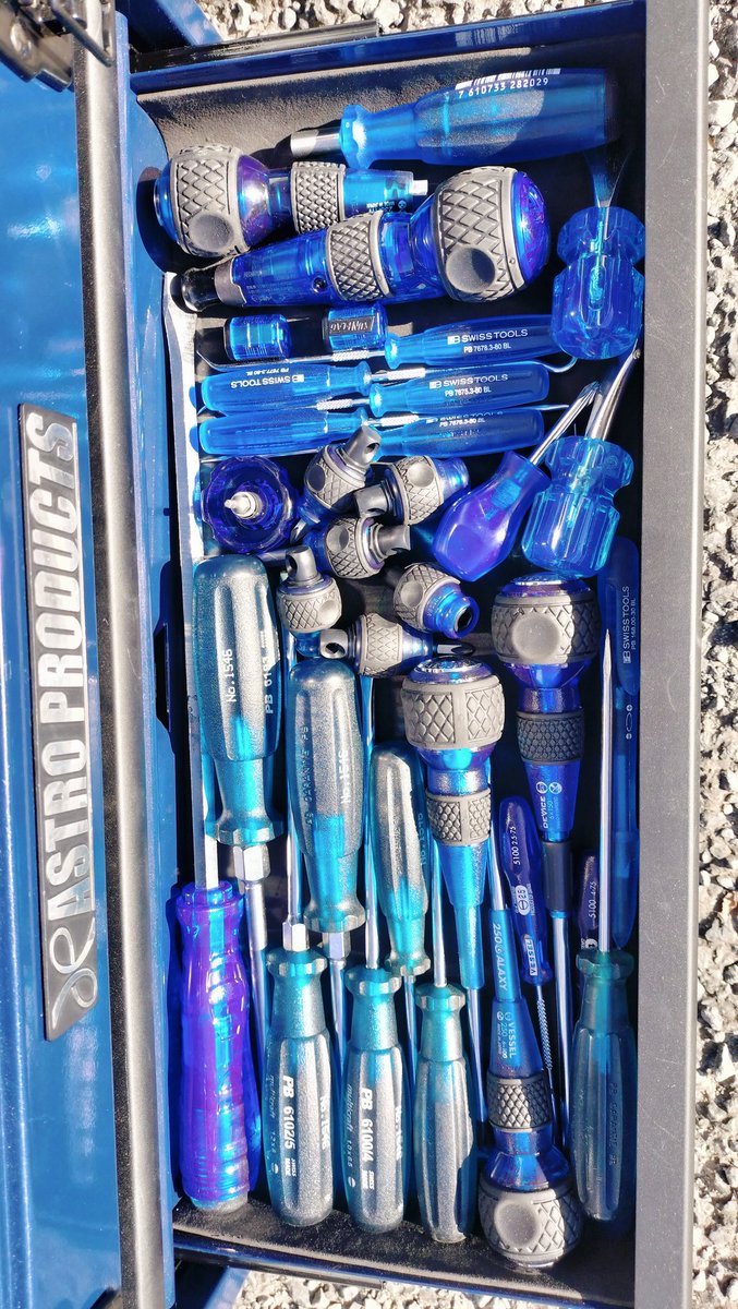 onakasuita280's tweet photo. これで俺の光り輝く青い工具箱完成です
もうここから先は自作じゃないと無理な領域になってきました ブルースケルトンの工具があったから教えてください #VESSEL #GALAXY #PB #SWISSTOOLS #GISKE #ロブテックス #ANEX #OLFA #アストロプロダクツ #SANFLAG #EVALUE #PROMART #satoちゃん #DAISO https://t.co/TxYolF4TR9