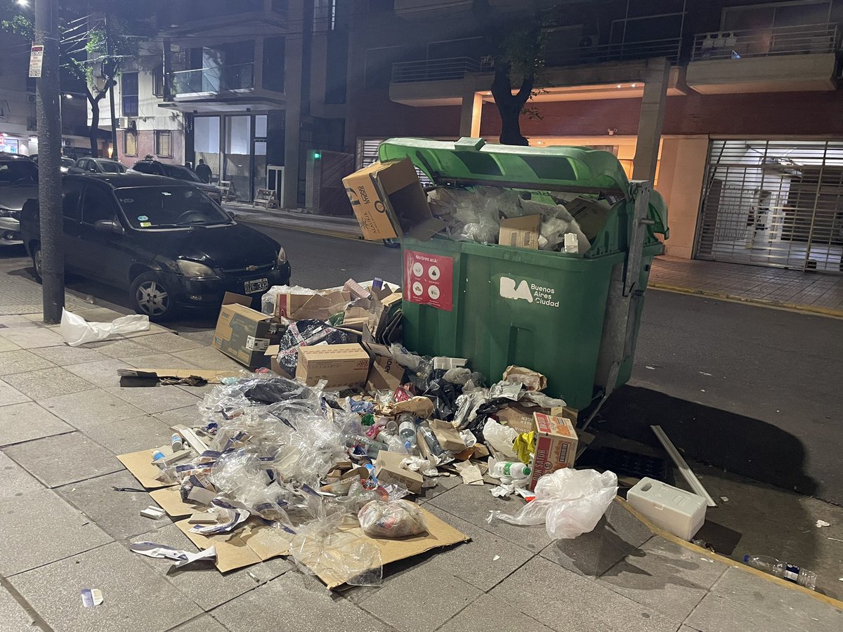 msolia1974's tweet photo. @gcba no sé cómo no les da vergüenza cobrar el ABL a los vecinos de la ciudad. Pleno Palermo Hollywood, una de las zonas + turísticas y con los impuestos más caros de la ciudad. #ratas #cucarachas falta total de #higiene @jorgemacri  sos el peor jefe de gobierno de #BuenosAires https://t.co/pHU83w7hz5